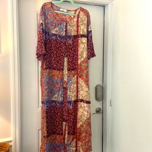 Carly Jean Los Angeles Medium Kimino floral pattern.  EUC